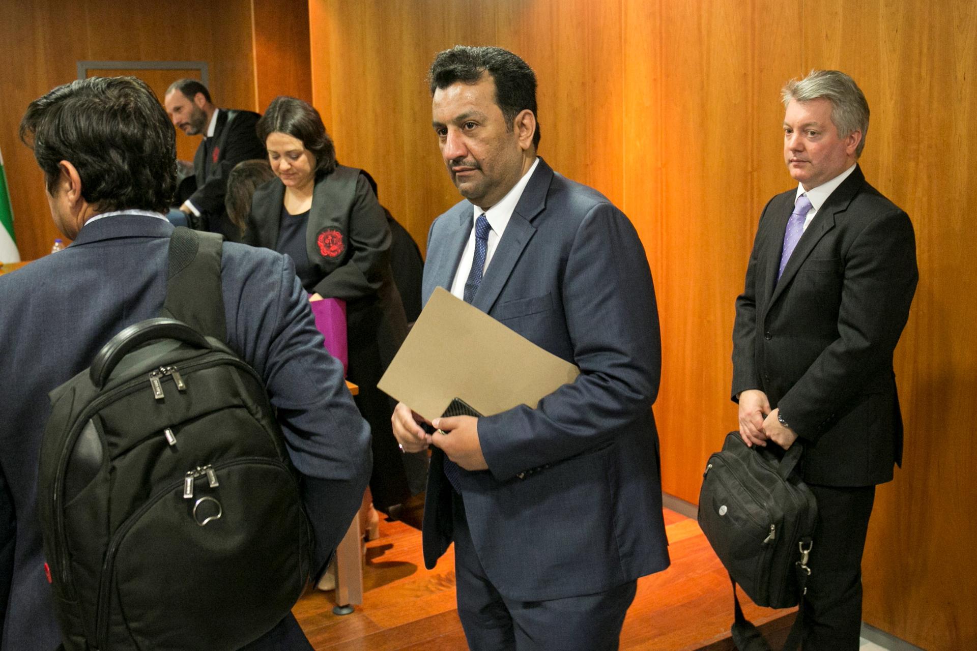 El jeque catarí Abdullah Al-Thani (C), en foto de archivo del 4/12/2018. El Juzgado de Instrucción número 14 de Málaga ha acordado la apertura de juicio oral contra el jeque catarí Abdullah Al-Thani y sus tres hijos Rakan, Nasser y Nayef por los presuntos delitos de apropiación indebida, administración desleal e imposición de acuerdos abusivos durante su gestión en el Málaga CFF. EFE/Archivo/Álvaro Cabrera