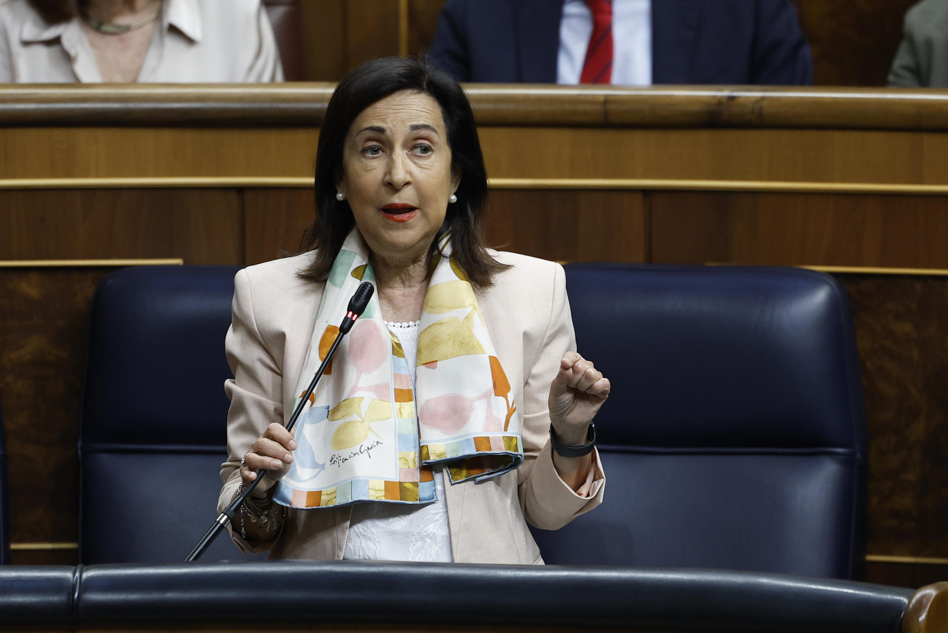La ministra de Defensa, Margarita Robles, durante su intervención en la sesión de control al Ejecutivo que se celebra este miércoles en el Congreso. EFE/Chema Moya