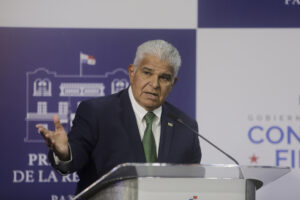El presidente de Panamá, José Raúl Mulino, habla durante una rueda de prensa este viernes, en Ciudad de Panamá (Panamá). EFE/ Carlos Lemos