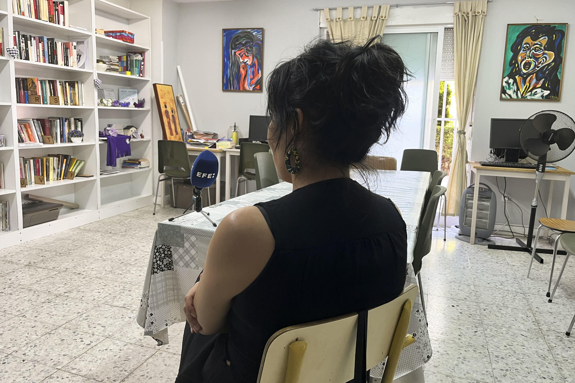 Una de las víctimas de trato vejatorio en la casa de acogida de la Comunidad de Madrid investigada por la Fiscalía es entrevistada por la agencia EFE. EFE/José Antonio González