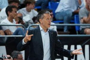 El entrenador del Valencia Basket, Pedro Martínez, durante el tercer partido de las semifinales de la Liga Endesa de baloncesto. EFE/Ramón de la Rocha