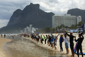Fotografía de archivo que muestra a personas participando en el 'Abrazo a los Océanos', para celebrar el Día Mundial de los Océanos, en la playa de São Conrado, Río de Janeiro (Brasil).EFE/ Antonio Lacerda.