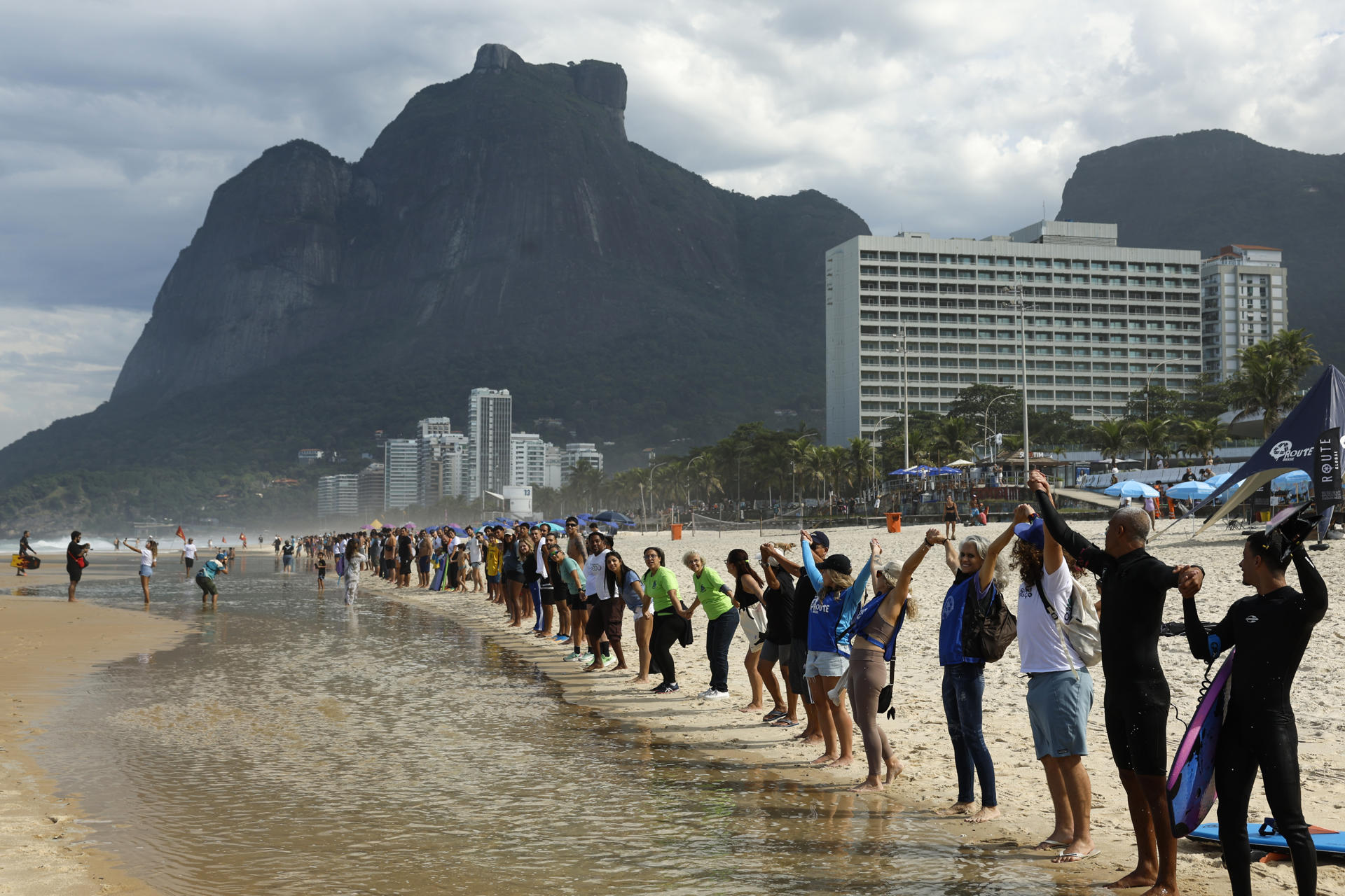 Fotografía de archivo que muestra a personas participando en el 'Abrazo a los Océanos', para celebrar el Día Mundial de los Océanos, en la playa de São Conrado, Río de Janeiro (Brasil).EFE/ Antonio Lacerda.