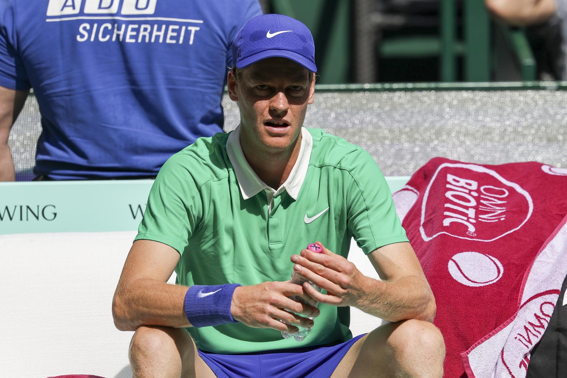 El tenista italiano Jannik Sinner descansa en su partido ante el alemán Yannick Hanfmann en Halle Westfalen, , Alemania. EFE/EPA/CHRISTOPHER NEUNDORF
