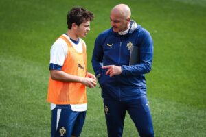 Roberto Martínez habla con Joao Neves durante el entrenamiento. EFE/EPA/RODRIGO ANTUNES