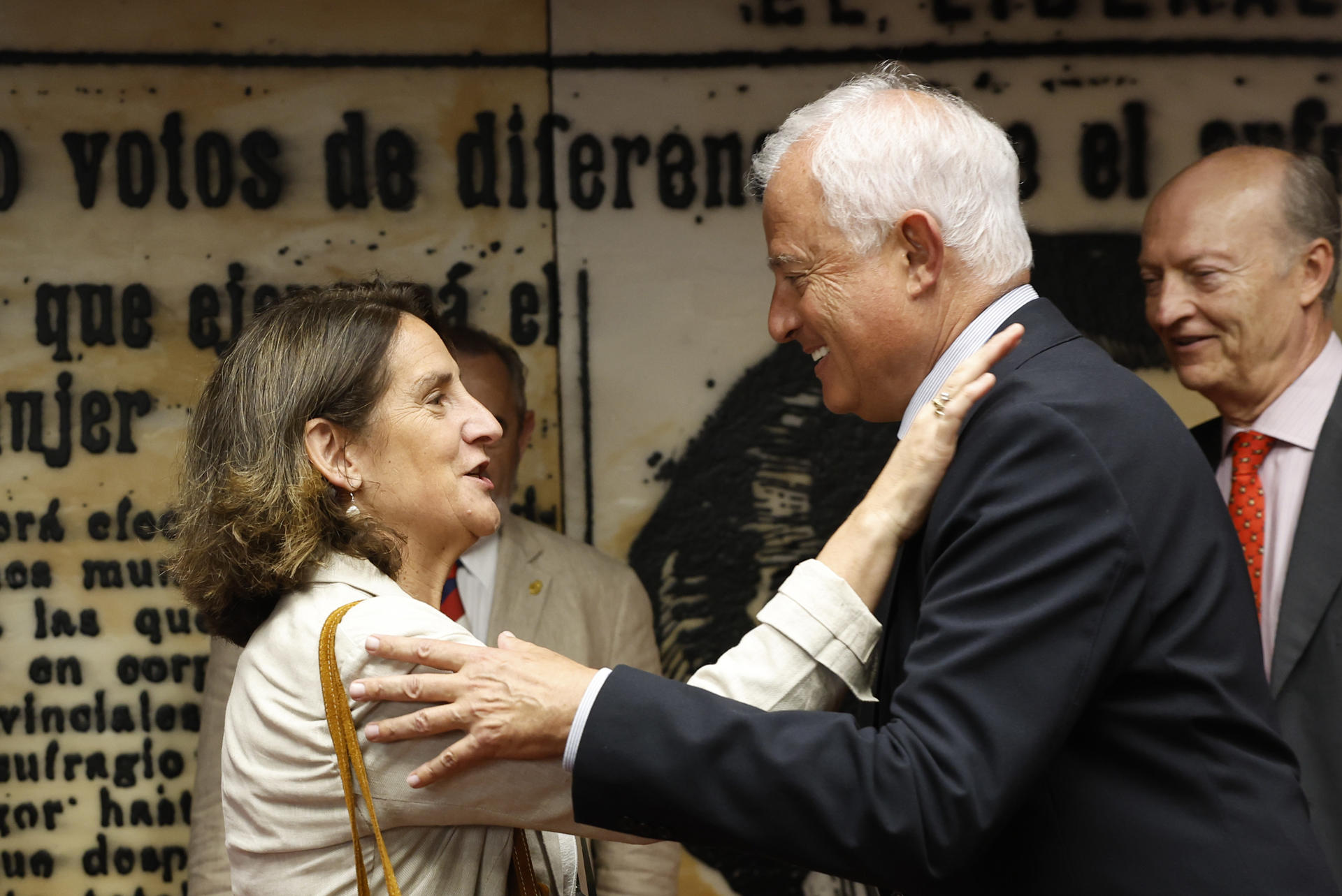 La vicepresidenta de la Comisión Europea y exvicepresidenta del Gobierno, Teresa Ribera, saluda al presidente de la Comisión del Caso Koldo, Eloy Suárez, antes de su comparecencia en el Senado, este lunes. EFE/Chema Moya
