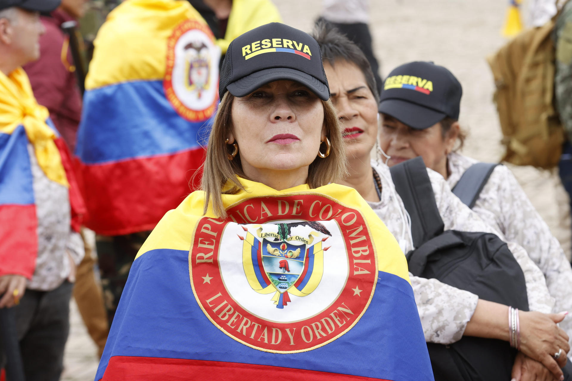 Una mujer sostiene una bandera durante una manifestación este jueves, en apoyo al senador y precandidato presidencial Miguel Uribe Turbay, herido de gravedad en un atentado el pasado sábado, en Bogotá (Colombia). EFE/ Mauricio Dueñas Castañeda

