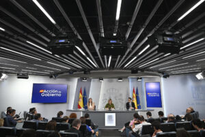 La ministra de Educación, Formación Profesional y Deportes y portavoz del Gobierno, Pilar Alegría (i); la vicepresidenta tercera y ministra para la Transición Ecológica, Ana Aagesen (c), y el ministro de Economía, Carlos Cuerpo, se dirigen a dar la rueda de prensa posterior a la reunión del Consejo de Ministros, este martes, en el complejo del Palacio de la Moncloa. EFE/ Fernando Villar