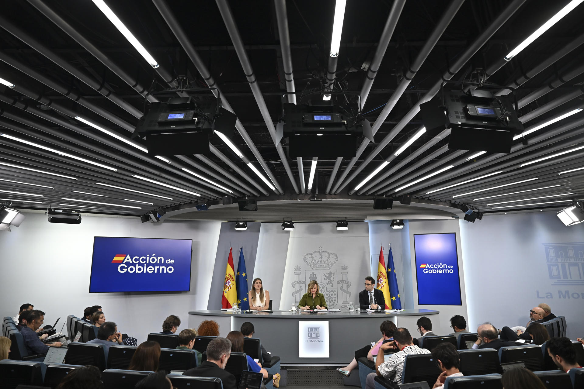 La ministra de Educación, Formación Profesional y Deportes y portavoz del Gobierno, Pilar Alegría (c); la vicepresidenta tercera y ministra para la Transición Ecológica, Sara Aagesen, y el ministro de Economía, Carlos Cuerpo, durante la rueda de prensa posterior a la reunión del Consejo de Ministros, este martes, en el complejo del Palacio de la Moncloa. EFE/ Fernando Villar