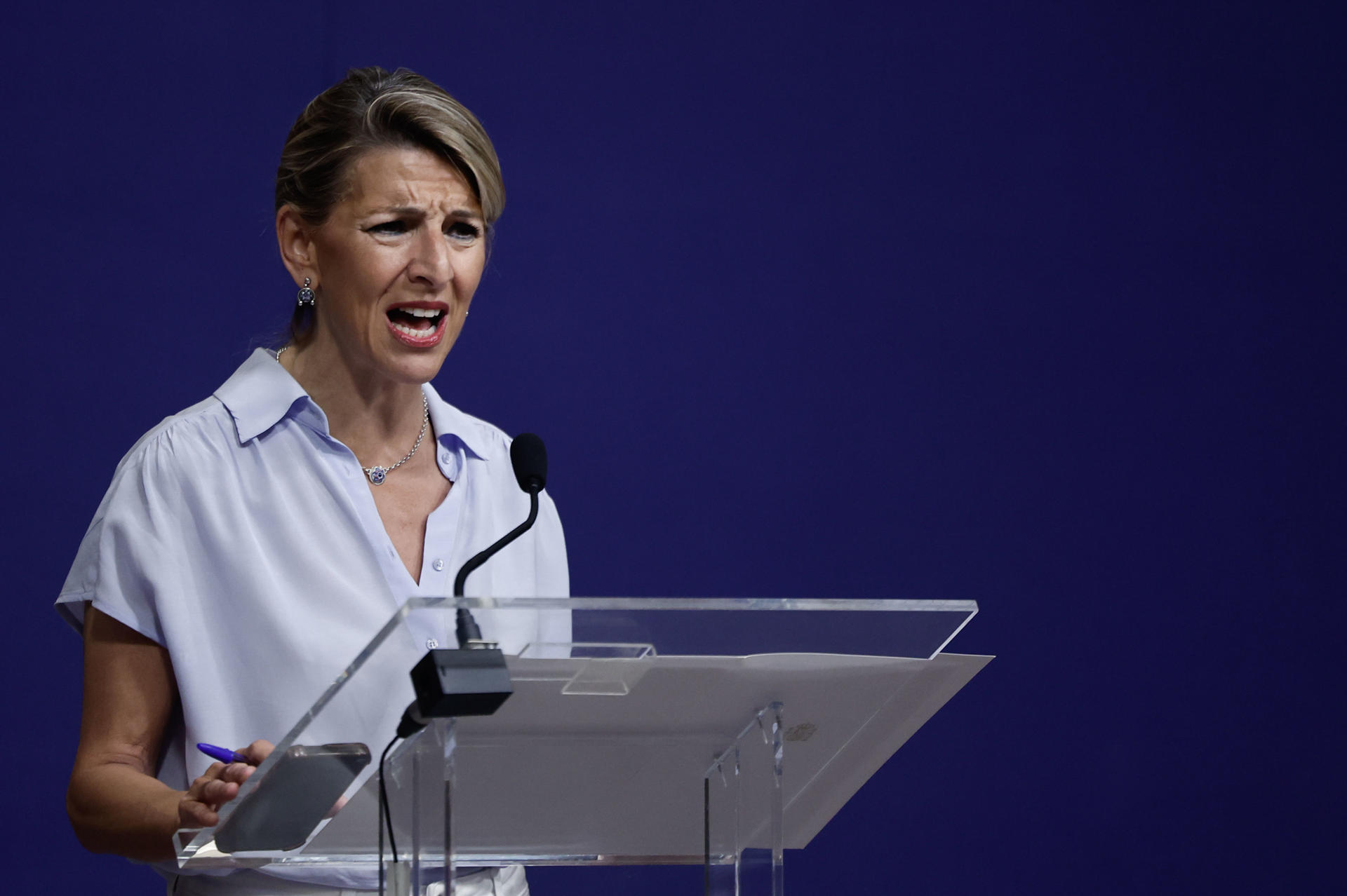 La vicepresidenta segunda del Gobierno y líder de Sumar dentro del Ejecutivo, Yolanda Díaz, durante una rueda de prensa en la que ha exigido a su socio socialista "un reseteo" de la legislatura, un nuevo marco de relaciones "de igual a igual" con el PSOE y un giro de 180 grados en las políticas hacia lo social. "No basta con el perdón", ha avisado. EFE/Sergio Pérez