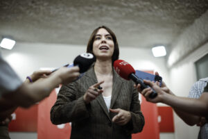 GRAFCVA8244. VALÈNCIA, 18/06/2025.- La secretaria general del PSPV-PSOE y ministra de Ciencia y Universidades, Diana Morant (centro), preside la reunión de la Comisión Ejecutiva Nacional (CEN) de los socialistas valencianos, y atiende a los medios antes del inicio del encuentro. EFE/Biel Aliño