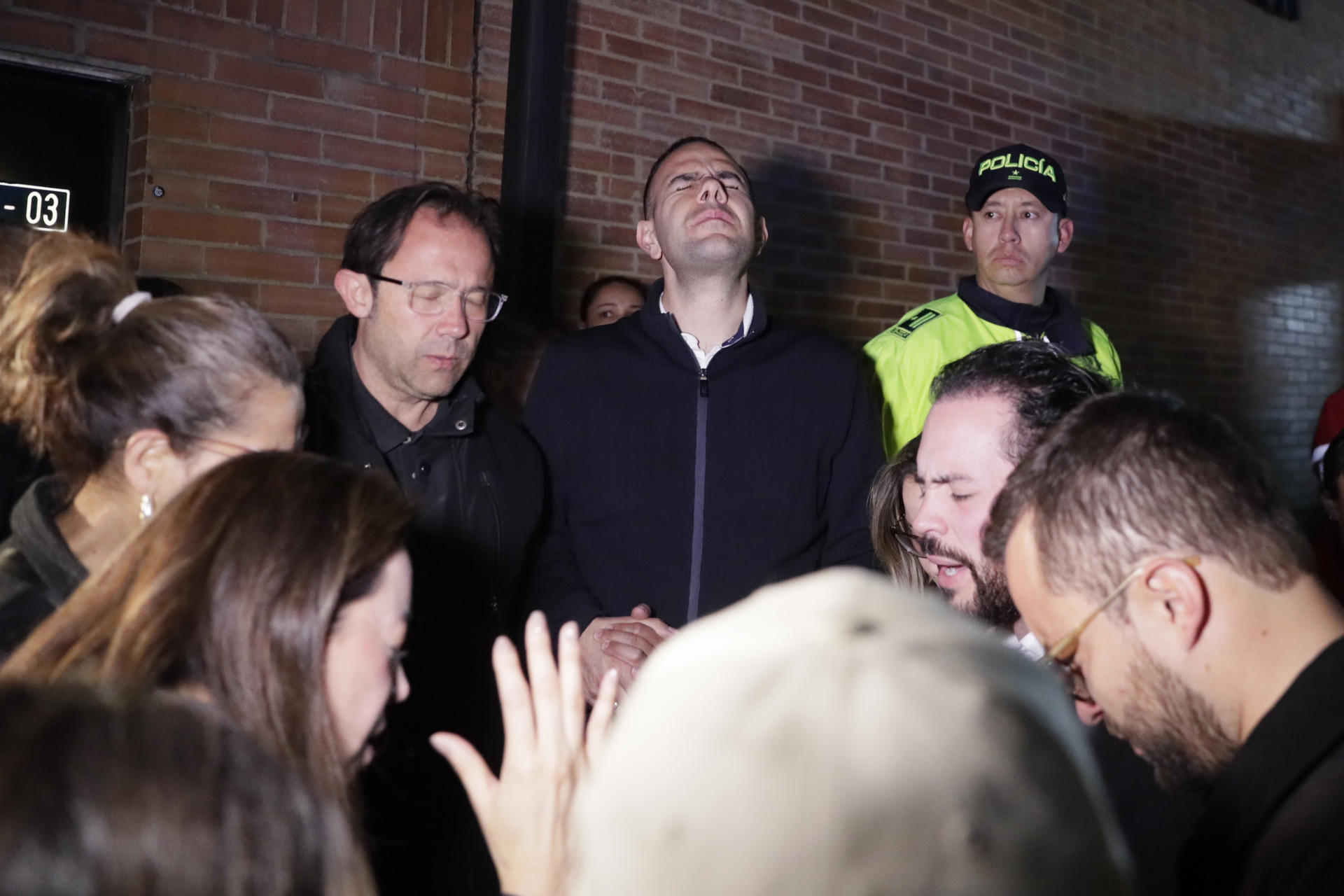 Decenas de personas fueron captadas este sábado, 7 de junio, al orar a las afueras de la Fundación Santa Fe, donde fue trasladado el senador colombiano Miguel Uribe Turbay, luego de ser víctima de un atentado con arma de fuego, en Bogotá (Colombia). EFE/Carlos Ortega
