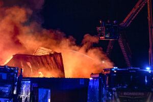 Imagen del 30/05/2025.- El incendio industrial declarado este viernes en una nave del polígono industrial Vía Europa de Almassora (Castellón). EFE/Andreu Esteban