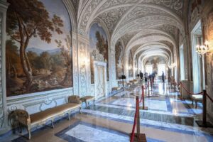 Vista de la galería Alejandro VII del Palacio Apostólico de Castel Gandolfo, cerca de Roma. EFE/Alessandro Di Meo
