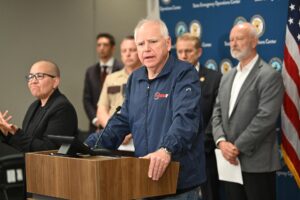 El gobernador de Minnesota, Tim Walz (C), anuncia que las autoridades han detenido al sospechoso, Vance Luther Boelter, de 57 años, en el condado de Sibley, durante una rueda de prensa en el Centro de Operaciones de Emergencia del Estado de Minnesota, en Blaine, Estados Unidos. EFE/EPA/CRAIG LASSIG