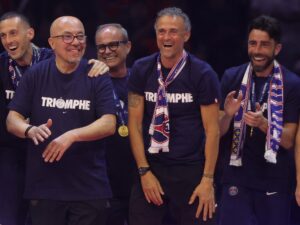 Luis Enrique Martínez, el entrenador español del PSG, recibe una enorme ovación en el Parque de los PríncipesEFE/EPA/TERESA SUAREZ