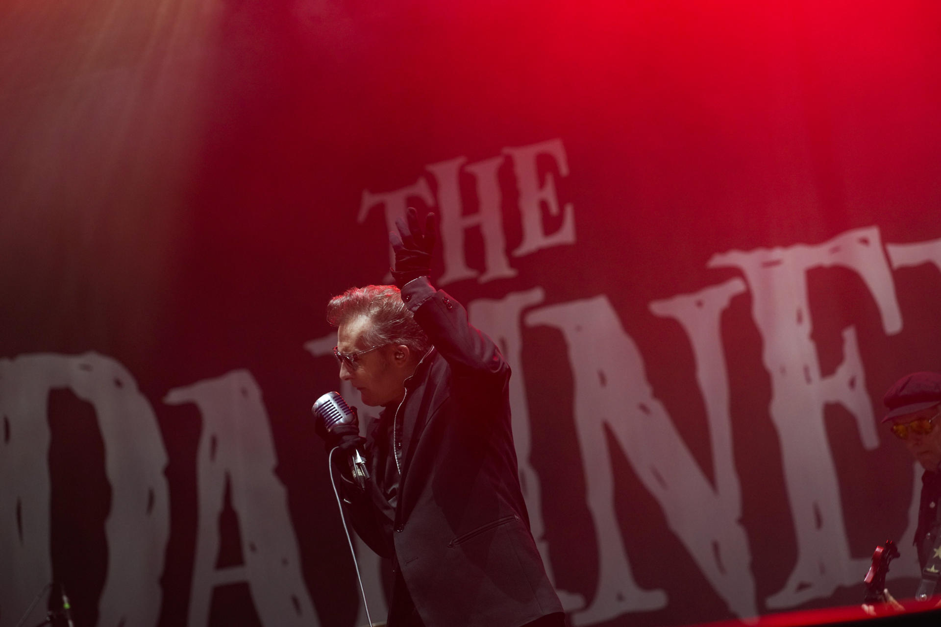 La banda punk británica The Damned durante el concierto que ofrece este jueves en el Azkena Rock Festival que se celebra en Vitoria. EFE/Adrián Ruiz Hierro