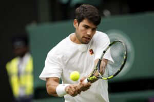 Carlos Alcaraz entrena en Wimbledon este jueves.EFE/EPA/TOLGA AKMEN
