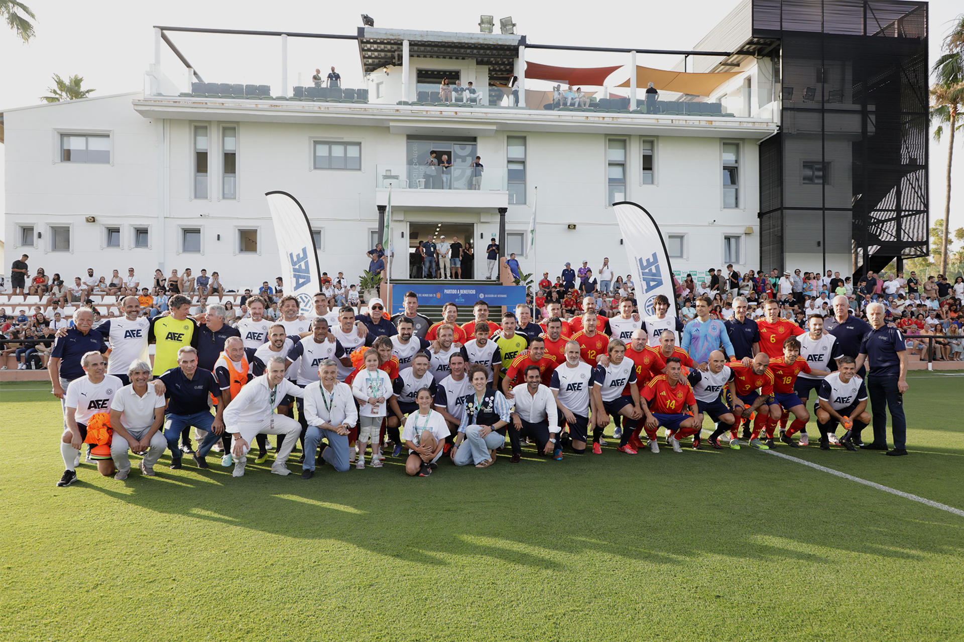 Posado durante el partido solidario a beneficio de la asociación DEBRA Piel de Mariposa, que han jugado en Marbella la Selección de Veteranos AFE y los Campeones del Mundo Sub-20 de Nigeria 1999 este martes. EFE/AFE