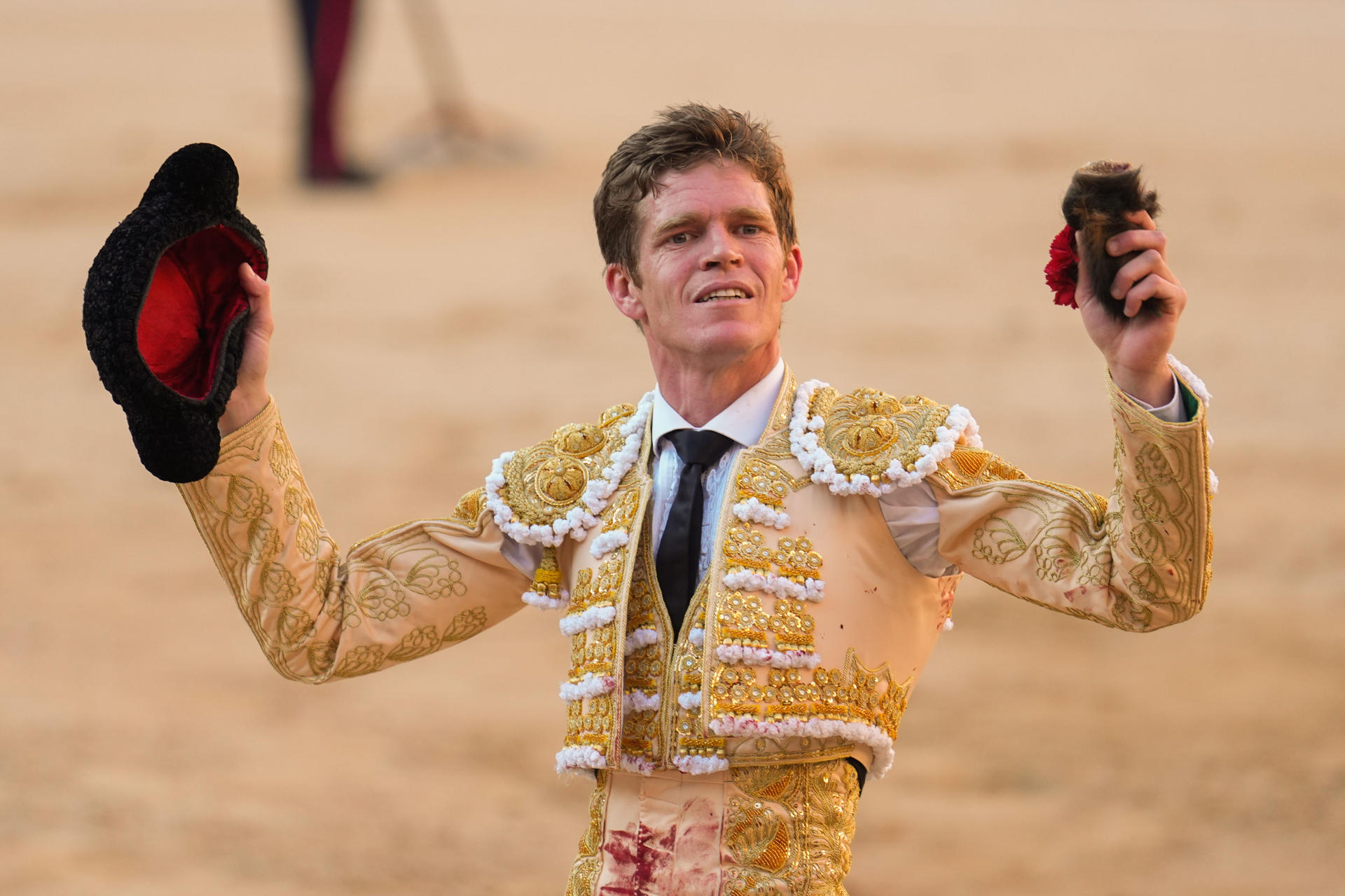 El diestro Borja Jiménez tras la lidia al primero de los de su lote, durante la corrida de la Feria de San Isidro celebrada este jueves en la plaza de toros de Las Ventas, en Madrid. EFE/Borja Sánchez-Trillo
