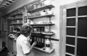 Imagen de archivo de una mujer pesando unos medicamentos en el interior de una farmacia. 
EFE/Cacho