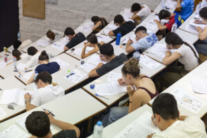 Alumnos de bachillerato, durante el examen de la PAU, en el Aulario General del Campus de Espinardo de la Universidad de Murcia. EFE/Marcial Guillén