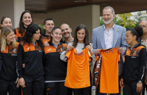 La reina Letizia (3d) y el rey Felipe VI (2d), reciben camisetas con sus nombres durante su encuentro con las jugadoras del Club Deportivo Burela Fútbol Sala durante su vista este martes a la localidad de Burela (Lugo) para interesarse de primera mano por la realidad del sector pesquero de A Mariña lucense. EFE/ Lavandeira Jr.
