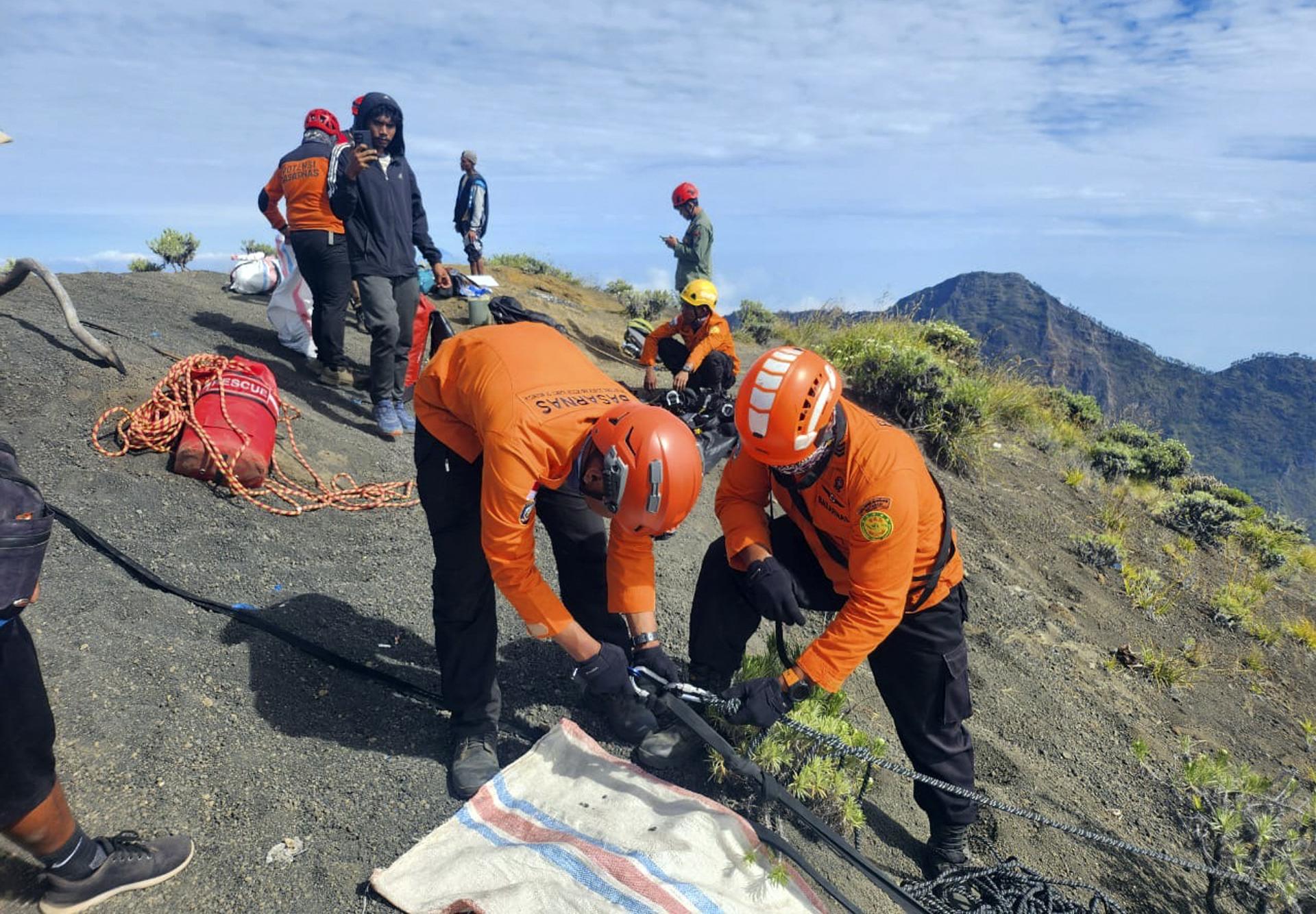 LOMBOK (Indonesia), 24/06/2025.- A handout photo made available by Indonesia’s Search and Rescue Agency (BASARNAS) shows rescuers preparing for a rescue operation for a Brazilian tourist who fell while hiking on Mount Rinjani, Lombok Island, West Nusa Tenggara Province, Indonesia, 24 June 2025. The tourist, identified by relatives and media reports as Juliana Marins, 26, went missing on 21 June while hiking on the mountain, located on Lombok Island near Bali. (Brasil) EFE/EPA/BASARNAS HANDOUT HANDOUT, EDITORIAL USE ONLY, NO SALES, BEST QUALITY AVAILABLEHANDOUT EDITORIAL USE ONLY/NO SALES