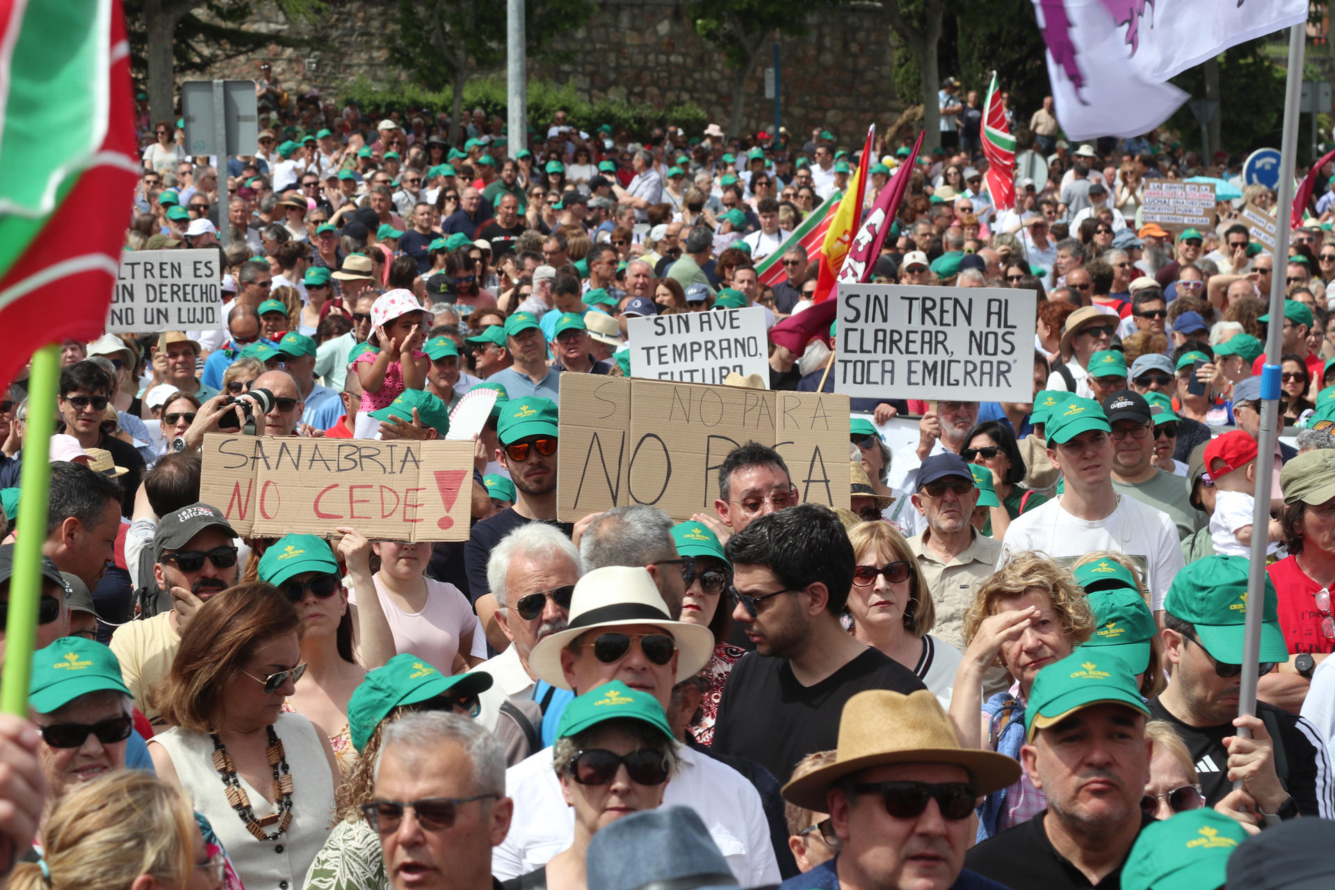 ZAMORA. 01/06/2025.- La Asociación de Usuarios AVE Zamora convoca una manifestación en la capital zamorana para protestar contra la supresión de tres paradas diarias del AVE en Otero de Sanabria (Zamora). EFE/Mariam A. Montesinos
