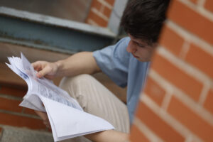 Un estudiante repasa sus apuntes antes del inicio de la Prueba de Acceso a la Universidad (PAU) en la Universidad Complutense de Madrid. EFE/ Juan Carlos Hidalgo