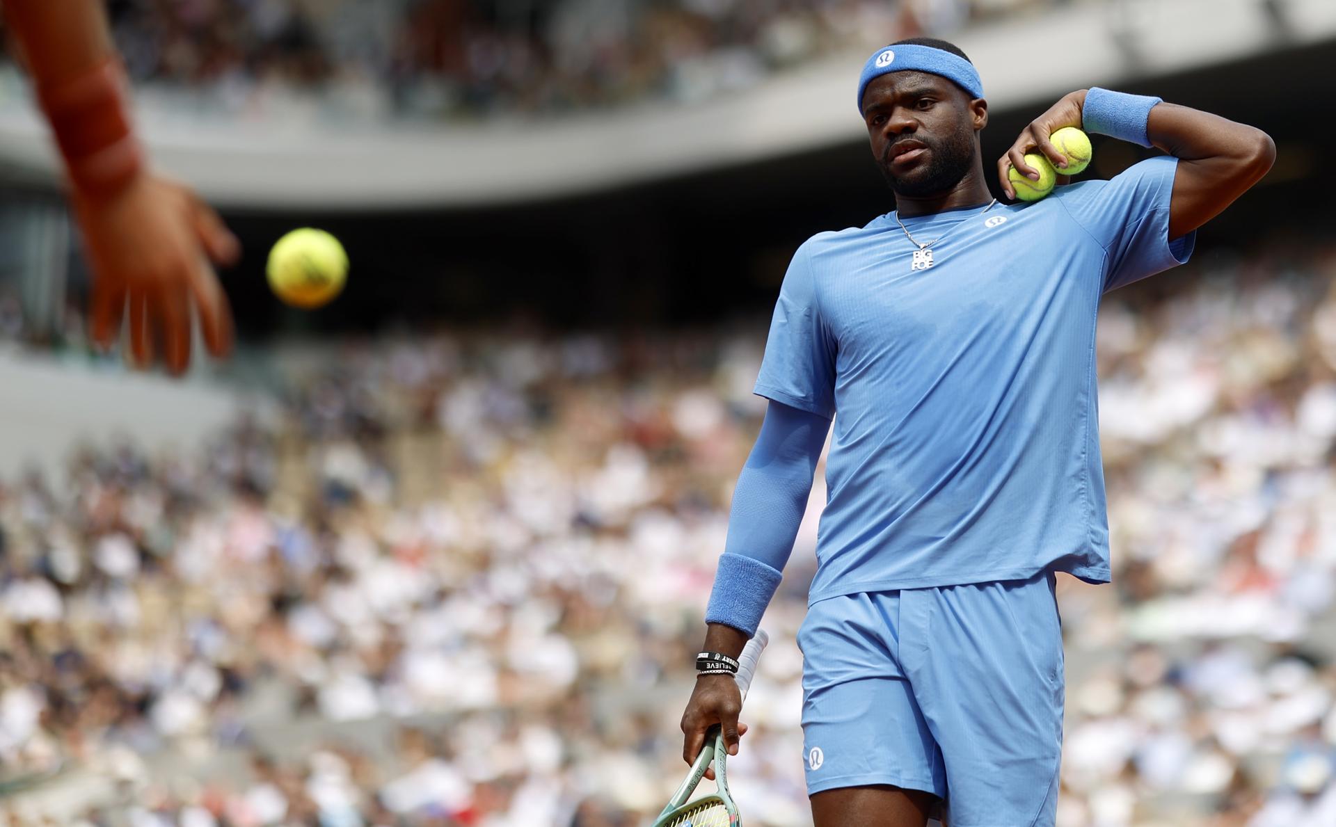 El italiano Lorenzo Musetti, séptima raqueta del mundo, se clasificó por primera vez para semifinales de Roland Garros, tras doblegar al estadounidense Frances Tiafoe, 15, 6-2, 4-6, 7-5 y 6-2 EFE/EPA/MOHAMMED BADRA