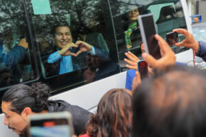 El excandidato presidencial del correísmo Andrés Arauz (ci), saluda a sus seguidores a su llegada a la Corte Nacional de Justicia este viernes, en Quito (Ecuador). EFE/José Jácome