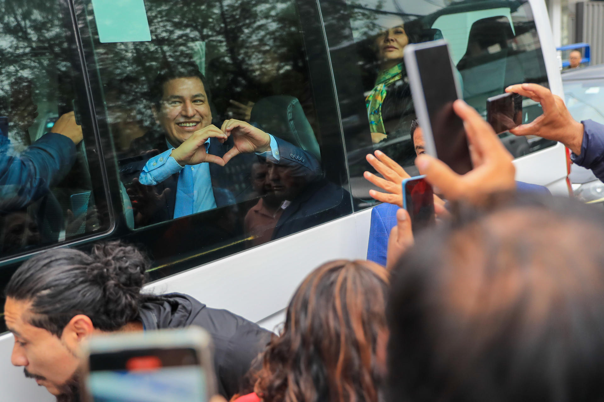 El excandidato presidencial del correísmo Andrés Arauz (ci), saluda a sus seguidores a su llegada a la Corte Nacional de Justicia este viernes, en Quito (Ecuador). EFE/José Jácome