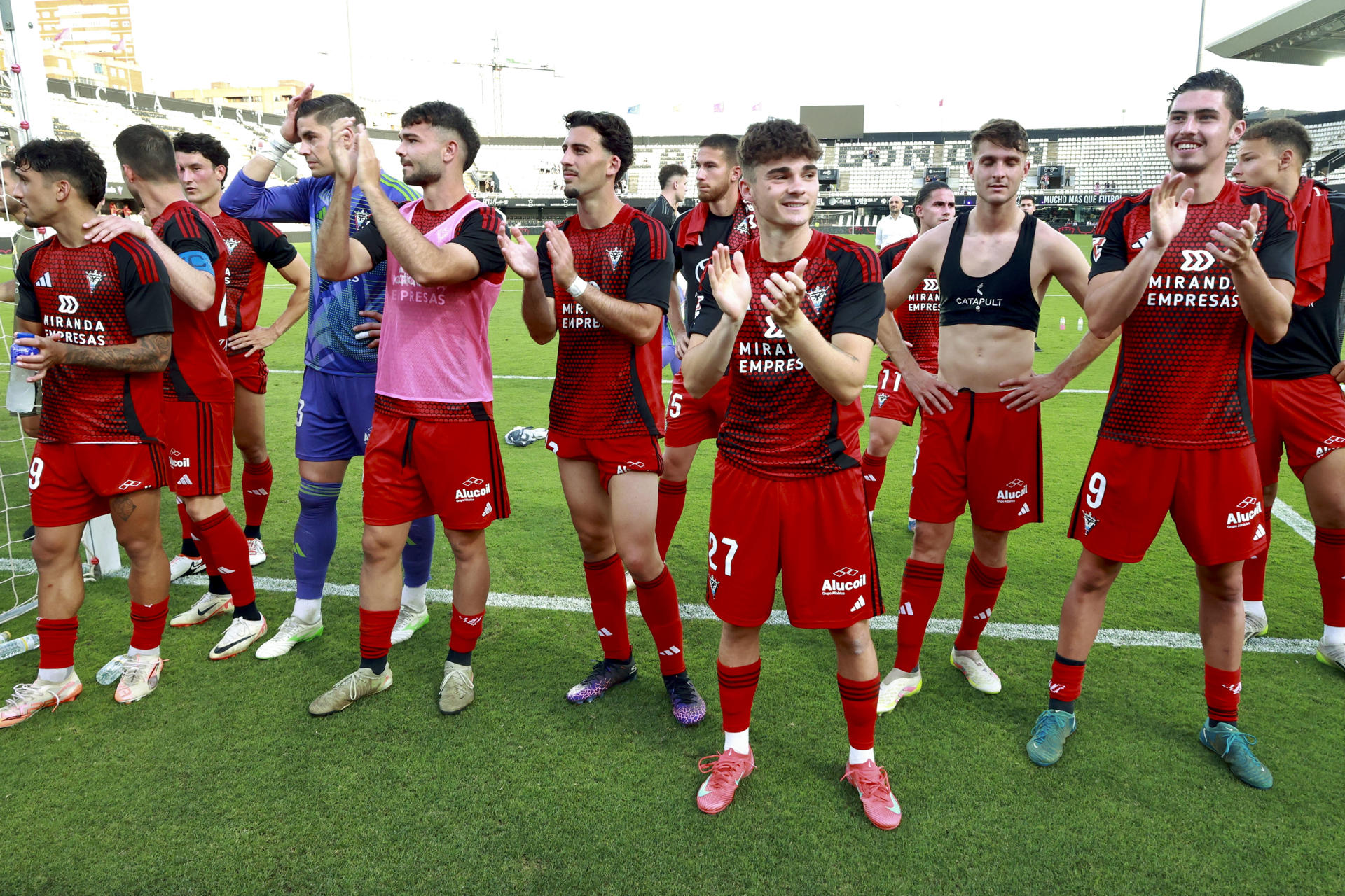 Los jugadores del CD Mirandés agradecen el apoyo de sus aficionados a la finalización del encuentro correspondiente a la última jornada de la Liga Hypermotion que han disputado hoy domingo frente al Cartagena en el estadio de Cartagonova, en Cartagena. EFE/Juan Carlos Caval.