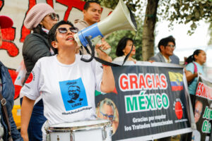 Simpatizantes del exvicepresidente de Ecuador Jorge Glas se manifiestan este viernes, frente a la Corte Nacional de Justicia, en Quito (Ecuador). EFE/Santiago Fernández