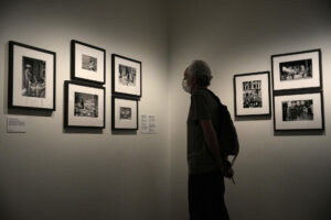 El centro KBr de la Fundación Mapfre rescata en una exposición la obra inédita del fotoperiodista leridano Joan Andreu Puig Farran, que reúne sus fotos tomadas durante 'La década convulsa', desde la Exposición Internacional de Barcelona hasta la Guerra Civil española , cuando sus obras son "equiparables a las de Robert Capa", según afirman los comisarios de la muestra. EFE/Alejandro García