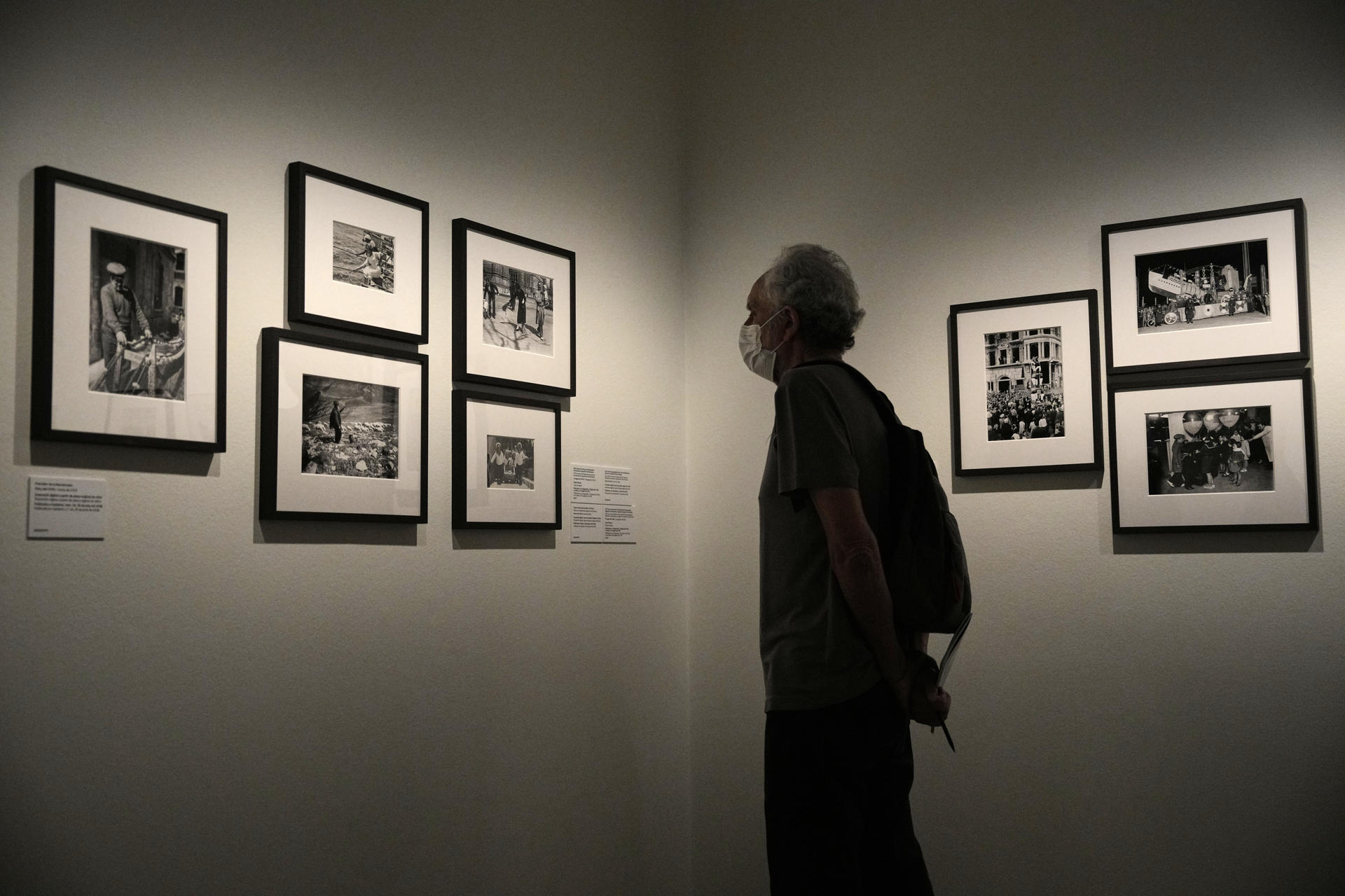 El centro KBr de la Fundación Mapfre rescata en una exposición la obra inédita del fotoperiodista leridano Joan Andreu Puig Farran, que reúne sus fotos tomadas durante 'La década convulsa', desde la Exposición Internacional de Barcelona hasta la Guerra Civil española , cuando sus obras son "equiparables a las de Robert Capa", según afirman los comisarios de la muestra. EFE/Alejandro García