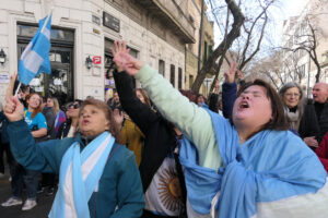 Seguidores de la expresidenta argentina Cristina Fernández (2007-2015) fueron captados este viernes, 20 de junio, al expresarle su apoyo a la exmandataria -quien purga prisión domiciliaria-, en Buenos Aires (Argentina). EFE/Enrique García