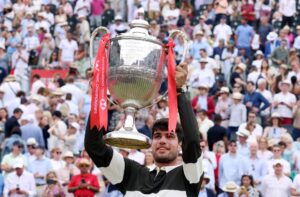 El español Carlos Alcaraz con su trofeo tras ganar al checo Jiri Lehecka durante su partido final en el torneo de tenis Queen's Club Championships en Londres, Gran Bretaña. EFE/EPA/ANDY RAIN