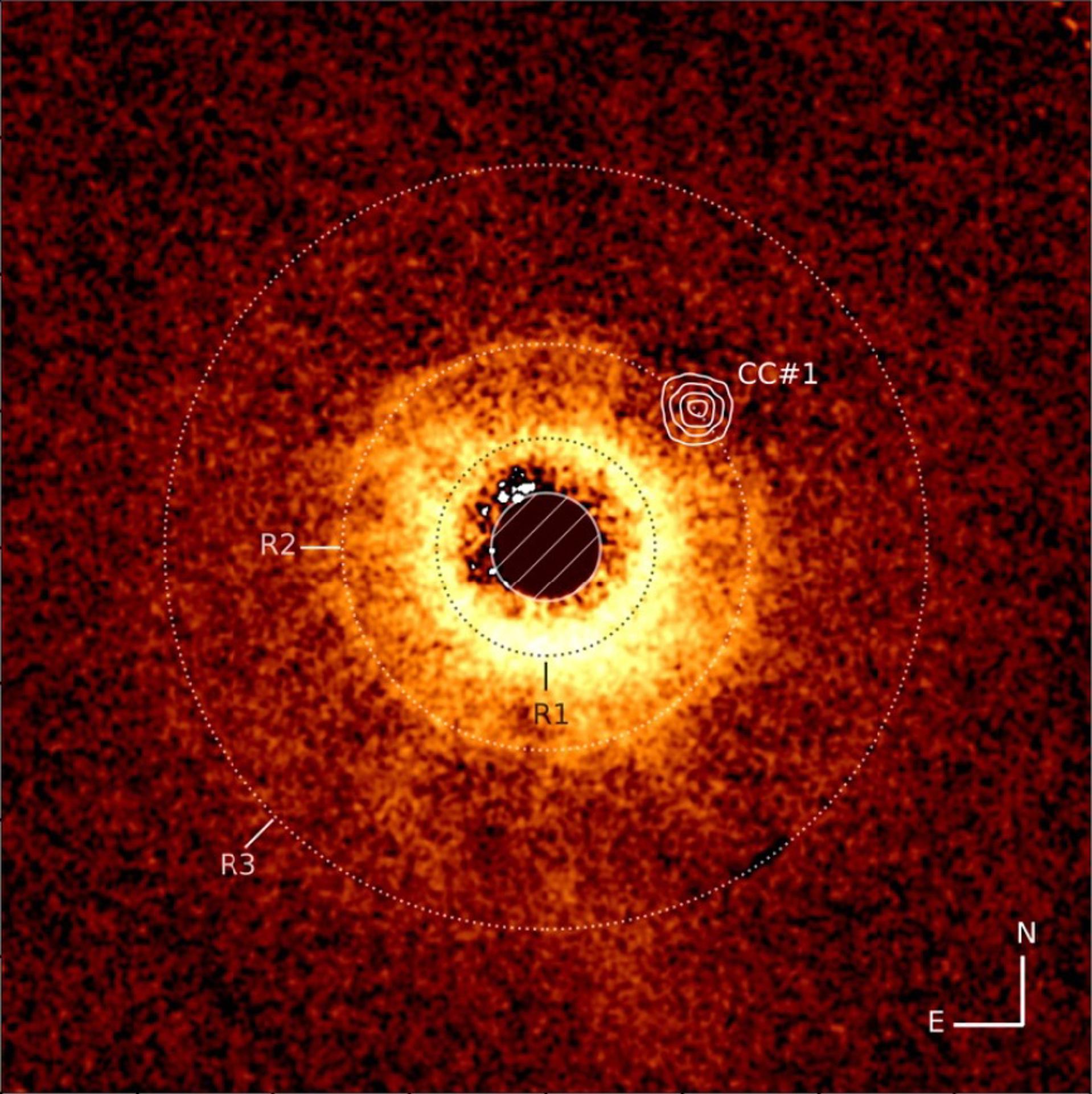 Imagen del disco alrededor de la estrella TWA 7 registrada con el instrumento SPHERE del Very Large Telescope de la ESO. La imagen capturada con el instrumento MIRI del JWST se superpone. Podemos ver claramente el área vacía alrededor de TWA 7 B en el anillo R2 (CC #1). Crédito: © A.-M. Lagrange et al. - Evidencia de un planeta subjoviano en el joven disco TWA7, 2025
