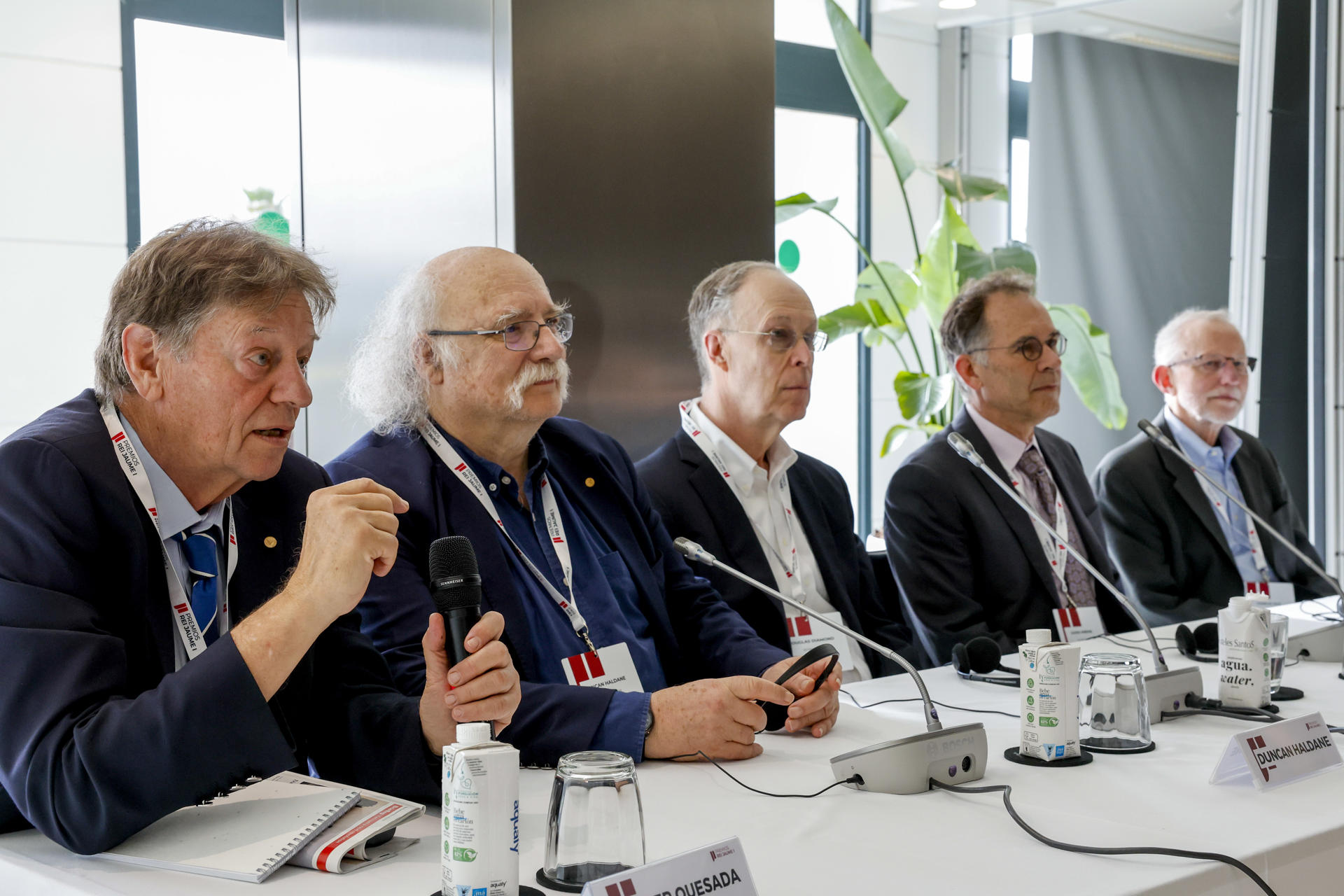 Los cuatro Premios Nobel que forman parte por primera vez del jurado de los Premios Rei Jaume I -Guido Imbens (2d), Economía 2021; Duncan Haldane (2i), Física 2016; Douglas Diamond (c), Economía 2022; y Charles Rice, Medicina 2020- acompañados de Javier Quesada (i), presidente ejecutivo de la fundación Jaime I, durante la rueda de prensa que han ofrecido este lunes, en la jornada previa al fallo de los jurados de las siete categorías de los galardones, en los que hay otros dieciséis premios Nobel. EFE/ Ana Escobar