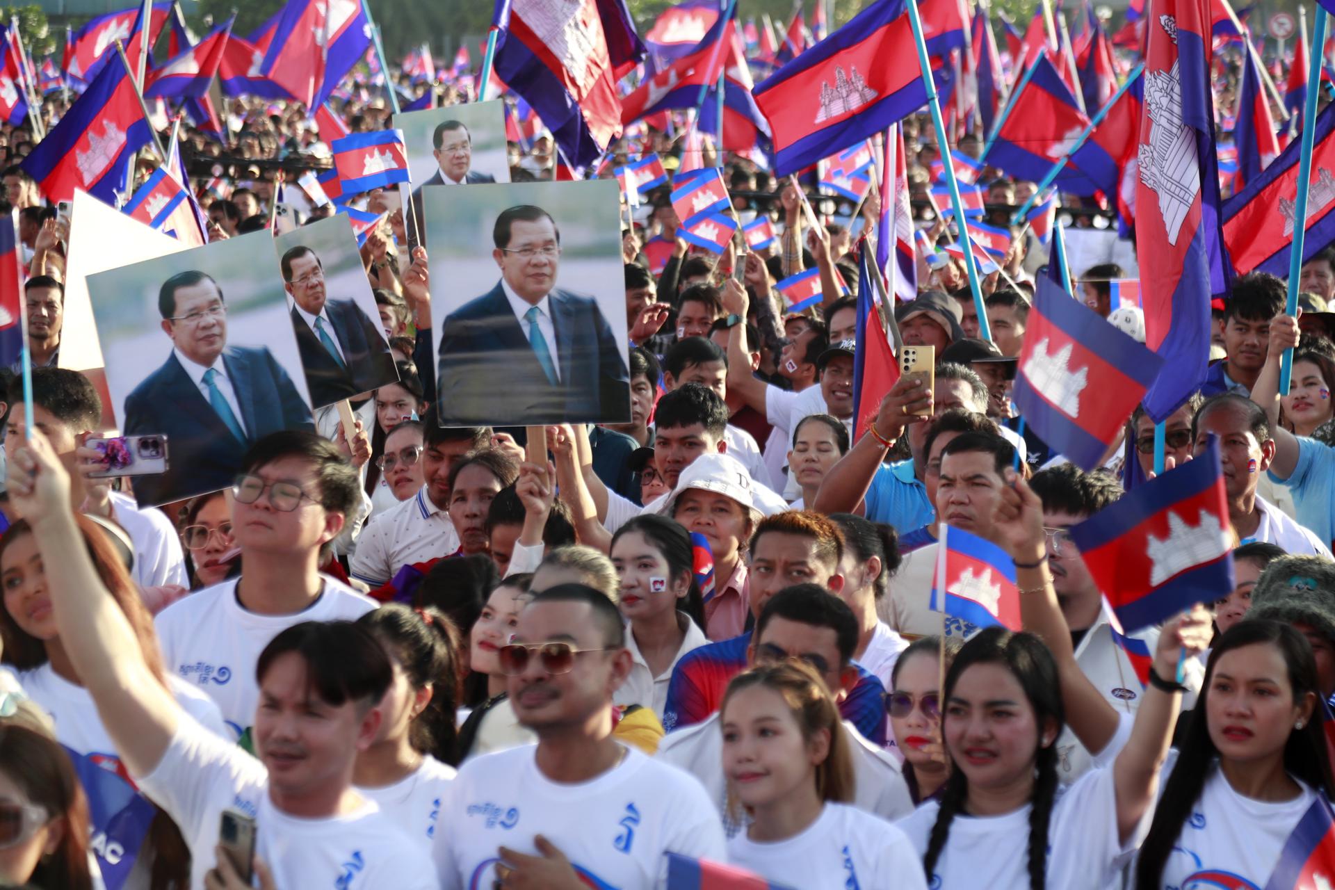 Decenas de miles de personas salieron este miércoles a las calles de Nom Pen para apoyar a Camboya en el conflicto fronterizo que mantiene con Tailandia.
EFE/EPA/KITH SEREY