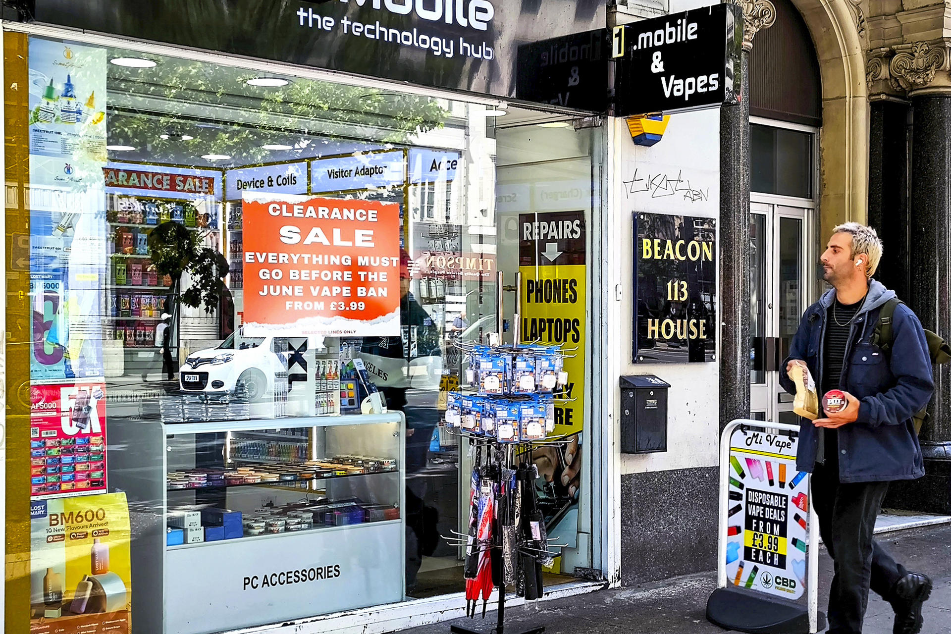 Vista de una tienda de venta de vapeadores en Londres (Reino Unido). A partir del 1 de junio de 2025, el Reino Unido prohibirá la venta y suministro de vapeadores desechables, una medida con la que las autoridades sanitarias tratarán de reducir el acceso de los jóvenes al vapeo y los residuos que generan estos dispositivos. EFE/Guillermo Garrido