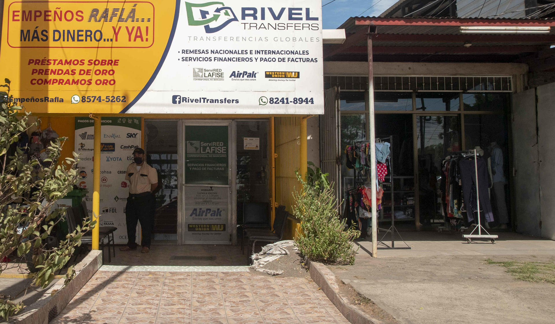 Fotografía de archivo de la fachada de una sucursal de recepción de remesas en Managua (Nicaragua). EFE/Str