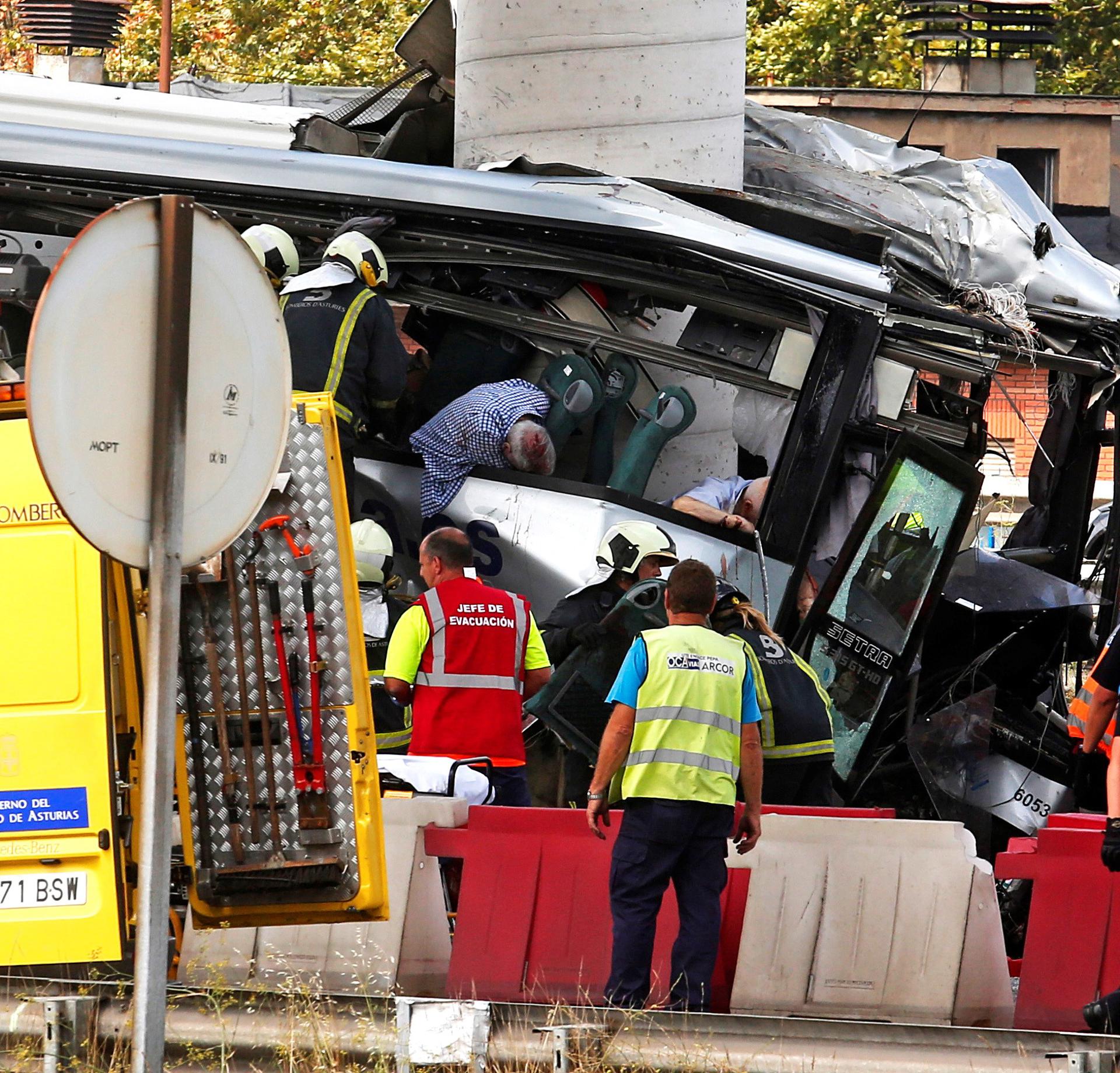 Imagen de archivo (3/09/2018).- Estado en el que ha quedado el autobús de línea de la compañía Alsa tras colisionar contra un pilar de cemento de un viaducto en obras en la carretera de circunvalación de Avilés. EFE/Alberto Morante