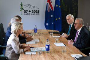 Kananaskis (Canadá), 17/06/2025.- El primer ministro australiano, Anthony Albanese, habla con la presidenta de la Comisión Europea, Ursula von der Leyen, y el presidente del Consejo Europeo, António Costa, durante una reunión en los márgenes de la Cumbre de líderes del G7 en Kananaskis, Alberta, Canadá. EFE/EPA/LUKAS COCH AUSTRALIA AND NEW ZEALAND OUT