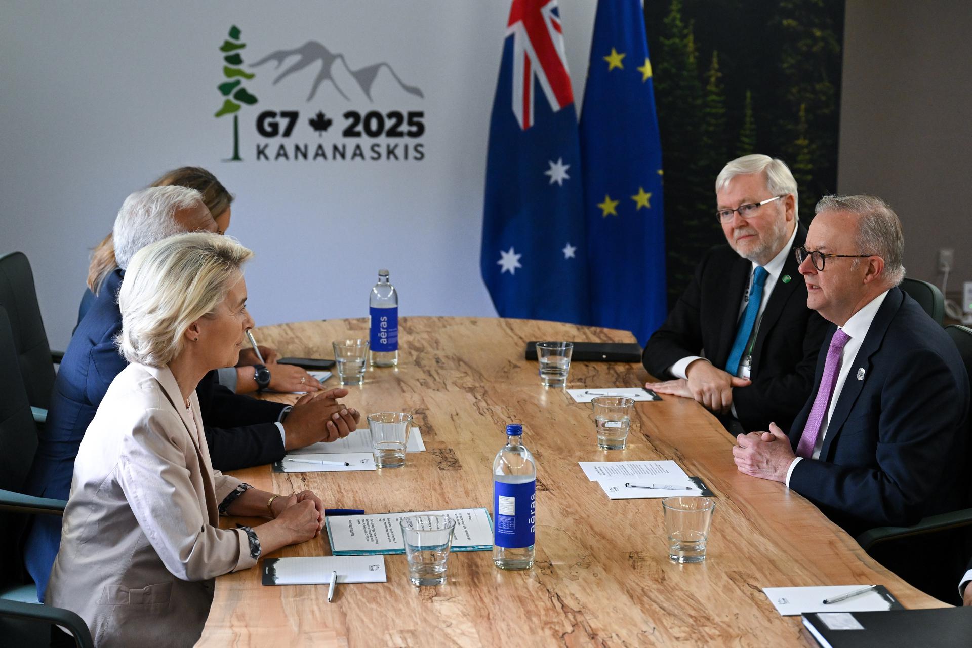 Kananaskis (Canadá), 17/06/2025.- El primer ministro australiano, Anthony Albanese, habla con la presidenta de la Comisión Europea, Ursula von der Leyen, y el presidente del Consejo Europeo, António Costa, durante una reunión en los márgenes de la Cumbre de líderes del G7 en Kananaskis, Alberta, Canadá. EFE/EPA/LUKAS COCH AUSTRALIA AND NEW ZEALAND OUT