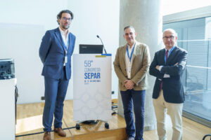Los doctores Juan Carlos Trujillo Reyes (i), David de la Rosa Carrillo (c) y Luis Miguel Seijo Maceiras, durante la  presentación este viernes en Bilbao de los resultados del Proyecto 'Cassandra', el primer programa piloto de cribado de cáncer de pulmón. EFE/Javier Zorrilla