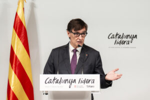 El presidente de la Generalitat, Salvador Illa, interviene en un acto en Girona, donde ha pronunciado la conferencia "Cataluña lidera. Un modelo económico de prosperidad compartida" desde donde ha reivindicado este viernes que Cataluña ha abierto "un tiempo nuevo" con la amnistía y que ahora es "garantía de lealtad y estabilidad institucional", lo que ha permitido el retorno de "casi 700 empresas".EFE/ David Borrat