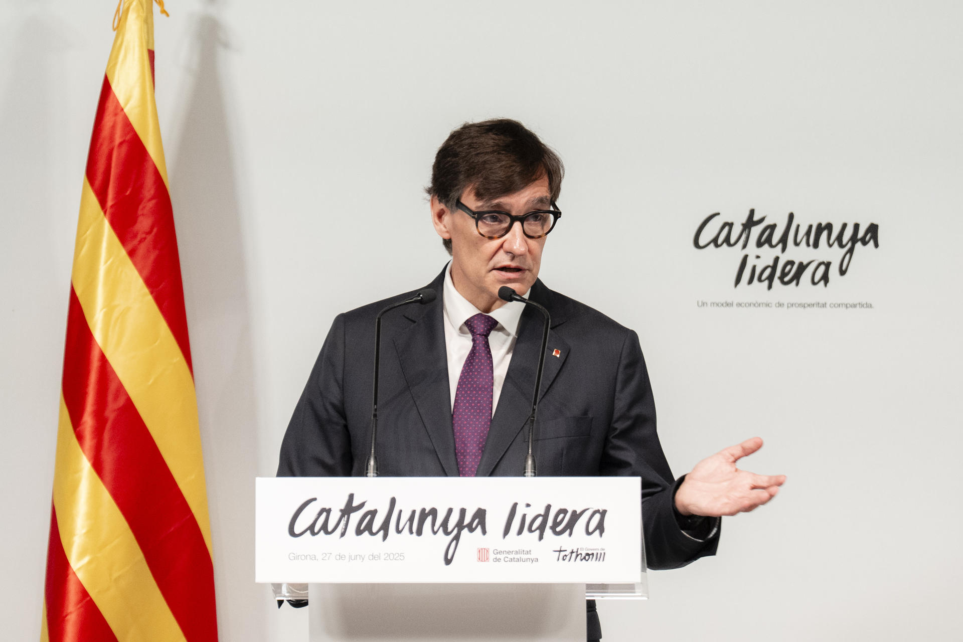 El presidente de la Generalitat, Salvador Illa, interviene en un acto en Girona, donde ha pronunciado la conferencia "Cataluña lidera. Un modelo económico de prosperidad compartida" desde donde ha reivindicado este viernes que Cataluña ha abierto "un tiempo nuevo" con la amnistía y que ahora es "garantía de lealtad y estabilidad institucional", lo que ha permitido el retorno de "casi 700 empresas".EFE/ David Borrat